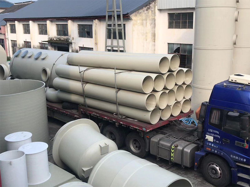 發往湖南長沙的PP立式儲罐和PP管出貨中